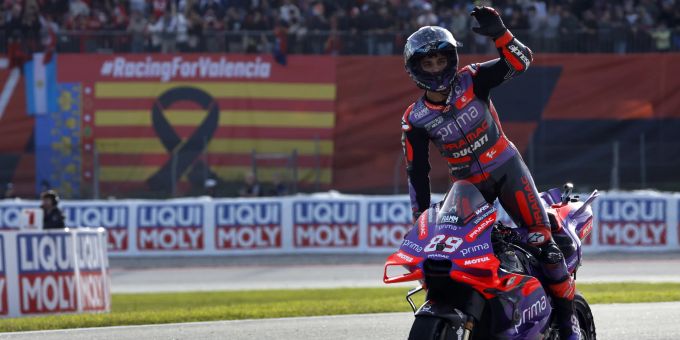 Jorge Martin (Pramac Ducati) feiert beim Saisonfinal der MotoGP in Barcelona. MotoGP Jorge Martin Barcelona