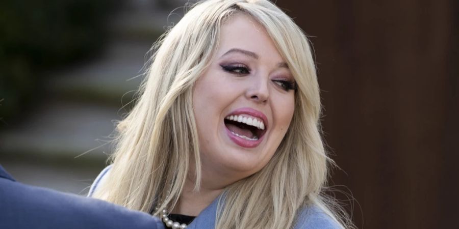 Tiffany Trump schaut nach rechts