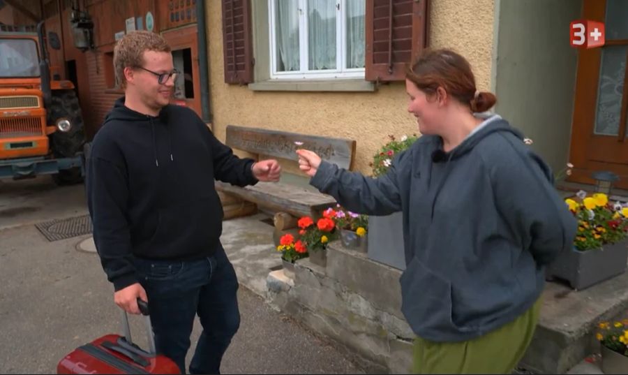 Alexandra schenkt Hofherr Phillip zum Abschied eine Blume.