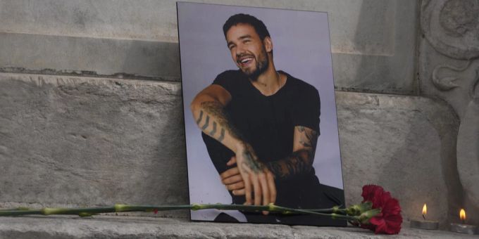 Bilder und Blumen liegen an einer Gedenkstätte für Liam Payne in Madrid. (Archivbild) Liam