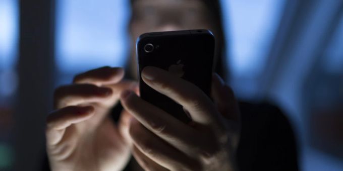 Betrüger versenden derzeit SMS mit Fake-Bussen. frau handy