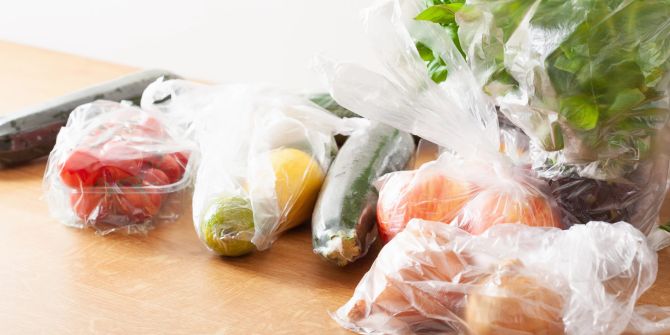Obst und Gemüse in Plastikverpackungen