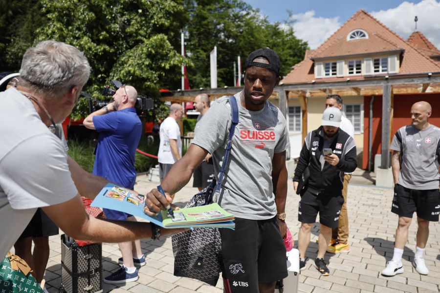 Die Unterschriften der Nati-Stars sind in Stuttgart heiss begehrt.