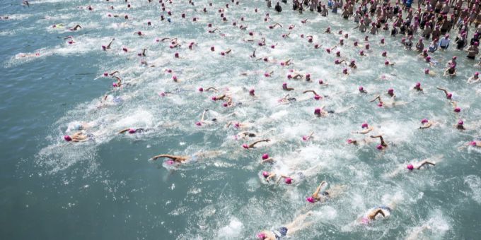 Die jährliche Seeüberquerung in Zürich ist für den 10. Juli geplant. Im Jahr 2023 nahmen über 8000 Schwimmerinnen und Schwimmer an dem Event teil. Seeüberquerung