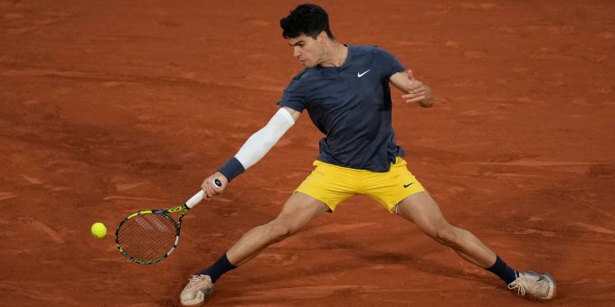 Carlos Alcaraz gewann sein Viertelfinale gegen Stefanos Tsitsipas glatt in drei Sätzen. Carlos Alcaraz French Open