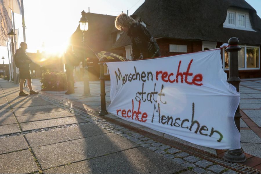 Menschen protestieren nach dem Skandal auf Sylt.