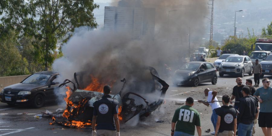 Brennendes Fahrzeug nach einem israelischen Luftangriff im Libanon. Foto: Mustafa Jamalddine/AP/dpa