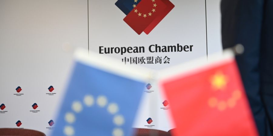 Chinas Exportkontrollen treffen viele Firmen. Doch weniger abhängig von Peking zu werden, erweist sich als schwierig. Ein Bericht der EU-Handelskammer warnt vor Risiken dieser Abhängi...