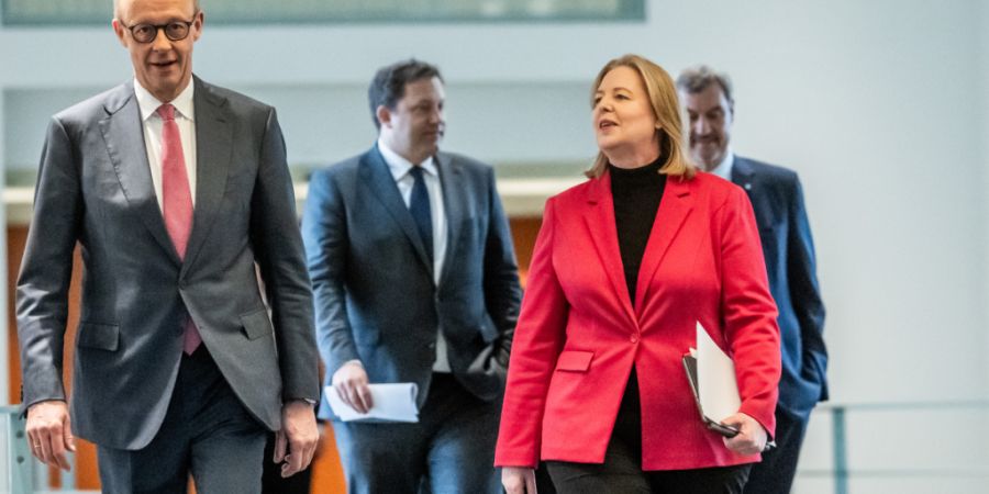 Deutschlands Bundeskanzler und CDU-Chef Friedrich Merz (CDU) mit den SPD-Vorsitzenden Lars Klingbeil und Bärbel Bas sowie CSU-Chef Markus Söder (von links). Foto: Michael Kappeler/dpa