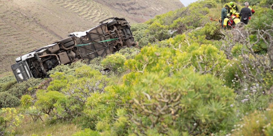 Rettungseinheiten sind nach einem schweren Busunglück auf der Kanareninsel La Gomera im Einsatz. Foto: Europa Press Canarias/EUROPA PRESS/dpa