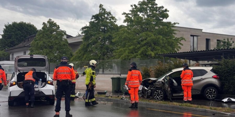 Einsatzkräfte nach der Frontalkollision auf der Seestrasse Stäfa.