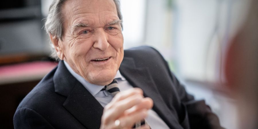 ARCHIV - Gerhard Schröder (SPD), Bundeskanzler von 1998 bis 2005, aufgenommen in seiner Kanzlei. Foto: Michael Kappeler/dpa