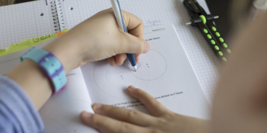 Rund 8000 Schülerinnen und Schüler im Kanton Zürich haben dieses Jahr die Aufnahmeprüfung für eine kantonale Maturitätsschule bestanden. (Symbolbild)