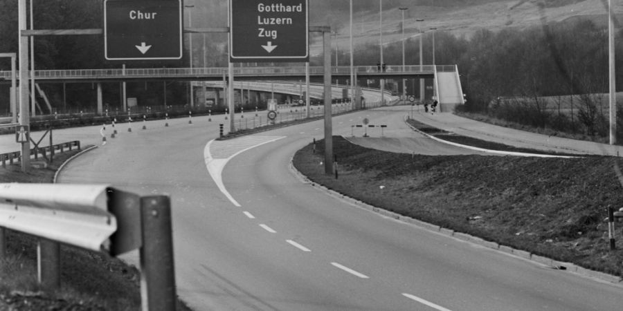In der Ölkrise der 70er-Jahre blieben die Autobahnen leer. Das ist nicht der einzige Unterschied zur aktuellen Situation, wie die Raiffeisen-Ökonomen meinen. (Archivbild)