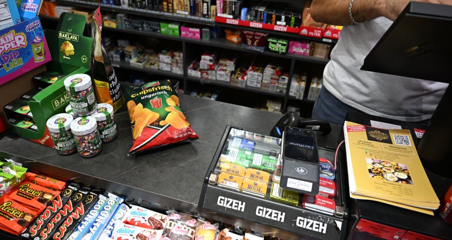 In Deutschland überbrücken viele E-Auto-Fahrer die Wartezeit beim Laden mit Essen. (Symboldbild)
