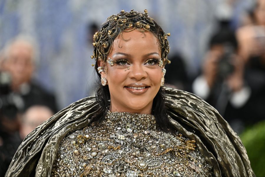 Rihanna setzte an der Met Gala auf einen opulenten Kristall-Look mit auffälligem Kopfschmuck.