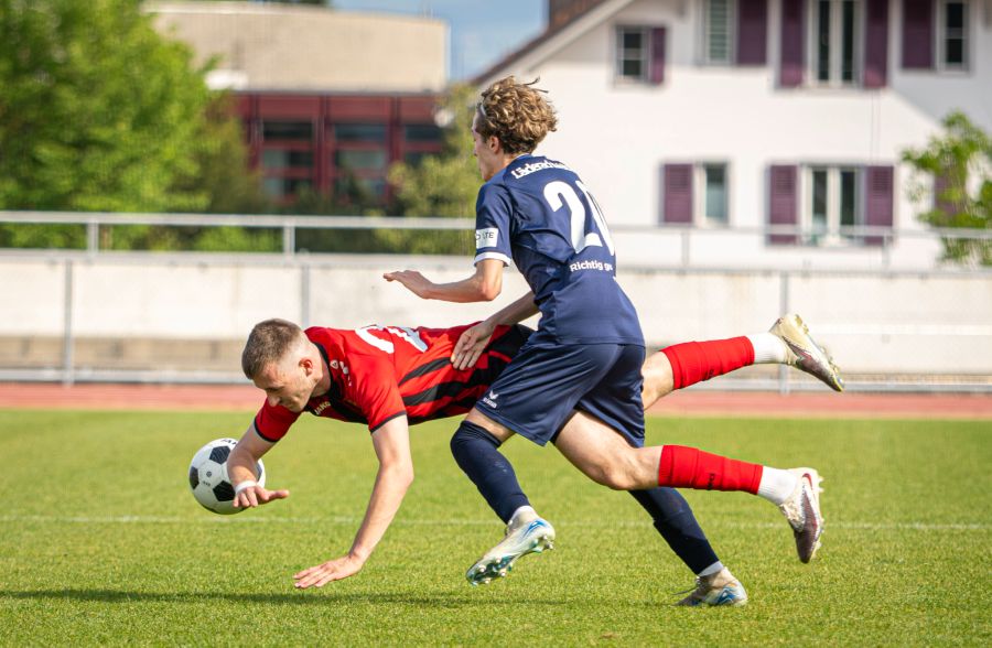 Devin Haldi (FC Dürrenast) fällt Dominic Pfäffli (FC Bern).