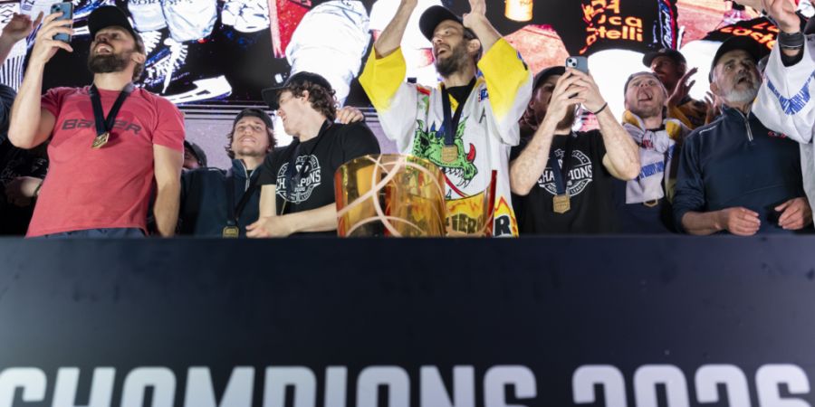 Die Spieler von Gottéron zogen am Samstag durch die Straßen von Freiburg und präsentierten dabei den Schweizer Eishockey-Meisterpokal.