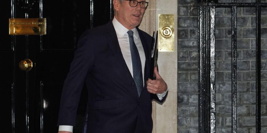 Der britische Premierminister Keir Starmer verlässt die Downing Street 10. Foto: Alberto Pezzali/AP/dpa