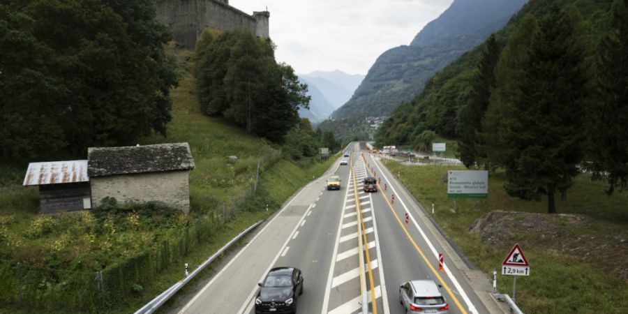 Ein 34-Jähriger war in der Nacht auf Sonntag 20 Kilometer als Falschfahrer auf der Autobahn A13 unterwegs. (Symbolbild)