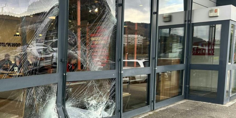 Eine Autolenkerin hat das Gas- mit dem Bremspedal verwechselt und ist in Würenlos AG beim «Fressbalken» in ein Fast-Food-Lokal geprallt.