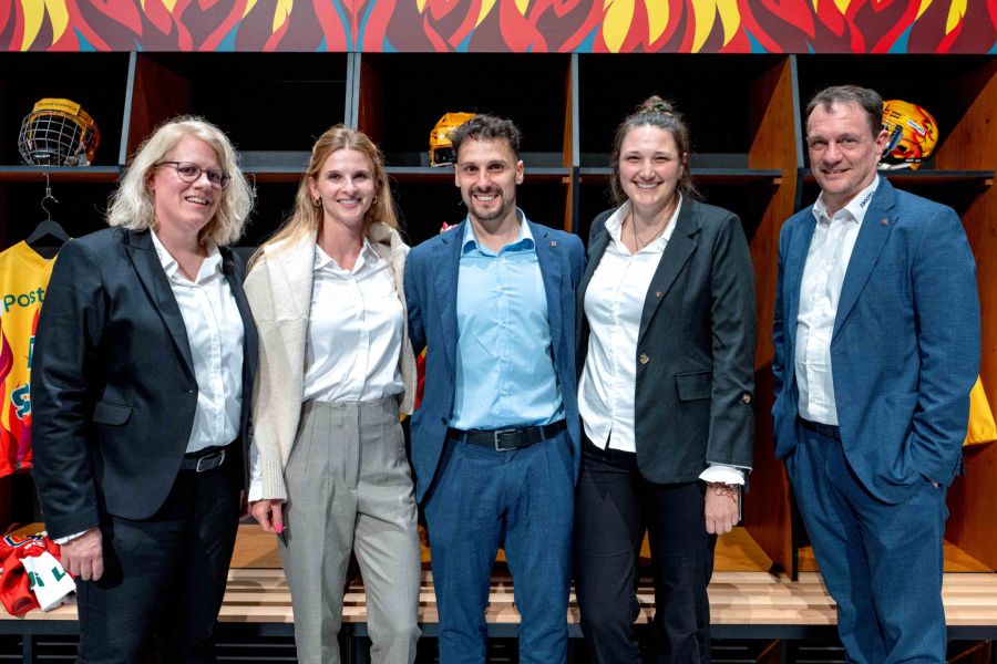 Anita Rohrer, Leiterin Nachwuchs, Vanessa Lüthi, Communication Manager, PostFinance Top Scorer
Fabio Hofer, Colette Peiry, Marketing Manager und Daniel Villard, CEO, alle EHC Biel-Bienne.