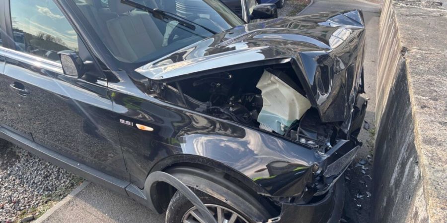 Ein Bild von der Unfallstelle zeigt die Heftigkeit des Aufpralls.