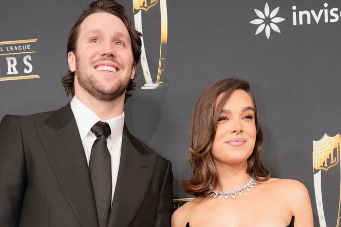 Hailee Steinfeld Josh Allen