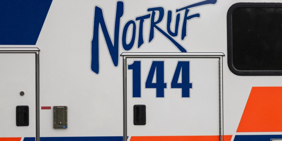 Die Ambulanz fuhr den 75-Jährigen ins Spital, der von seinem Auto eingeklemmt wurde. (Symbolbild)