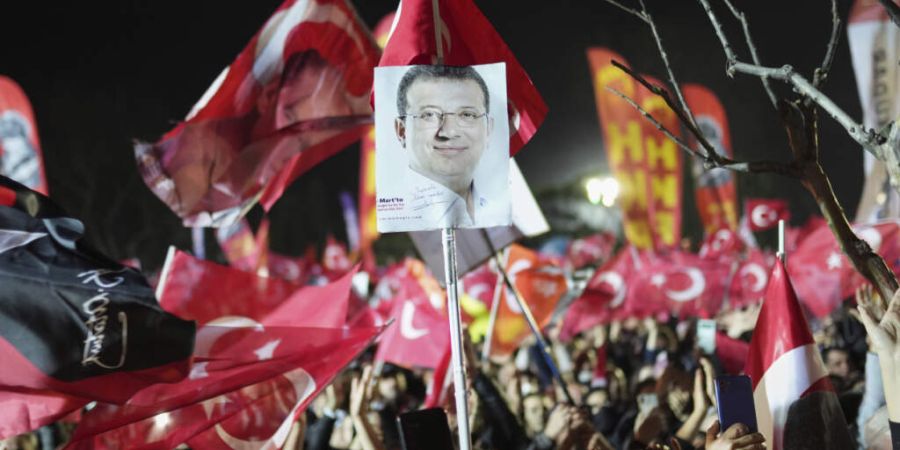 ARCHIV - Demonstranten schwenken Fahnen und halten Bilder des festgenommenen Istanbuler Bürgermeisters Imamoglu hoch während eines Protests gegen die nationale Regierung 2025. Foto: F...
