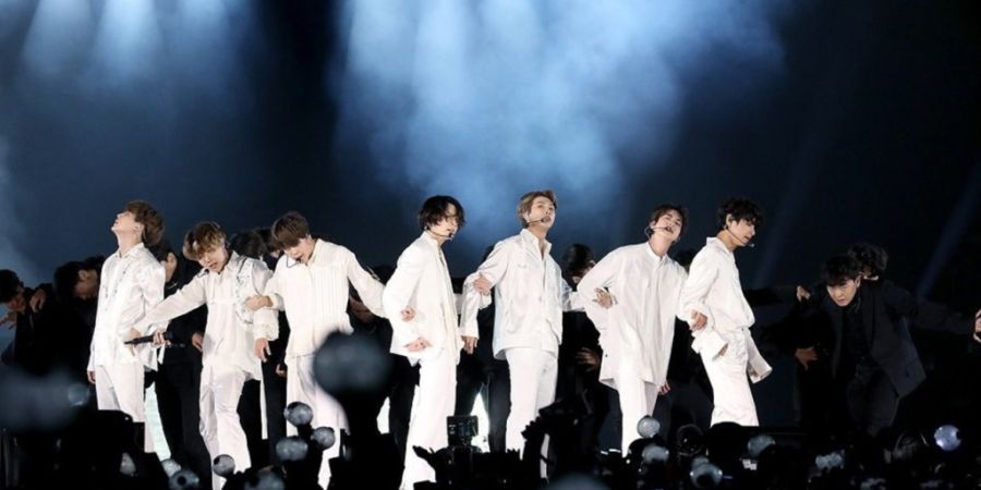 ARCHIV - Die südkoreanische Boyband BTS tritt während eines Konzerts im King Fahd International Stadion auf. Foto: -/YNA/dpa