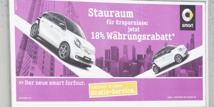 Der Berner Gemeinderat will Autowerbung nicht verbieten. (Archivbild)