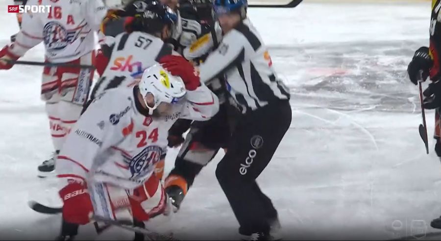 Schliesslich gehen die Schiedsrichter dazwischen und trennen die beiden Streithähne.