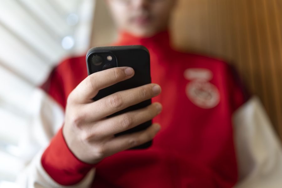 Teufelskreis des Algorithmus: Jeder Klick auf Betrug bringt Nutzer in eine immer tiefere Scam-Spirale.