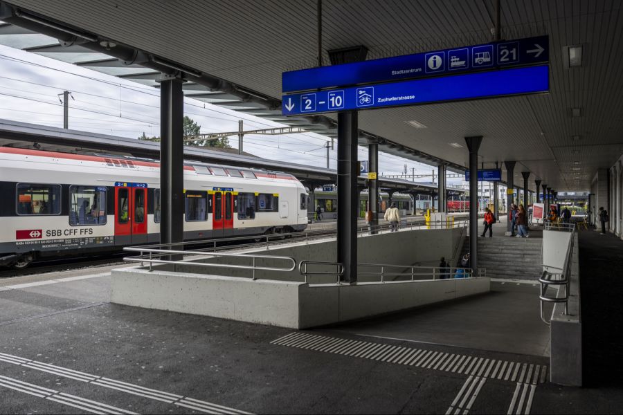 Auch an Bahnhöfen und in Zügen der SBB wird trotz Bettelverbot gebettelt.