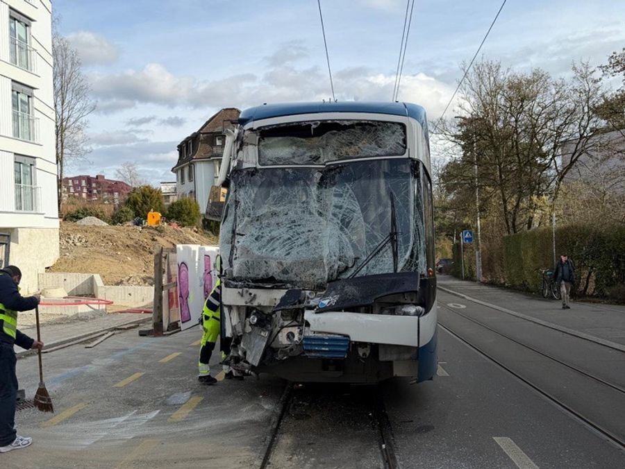 Die gesamte Vorderseite des Trams ist nach dem Zusammenstoss zertrümmert.