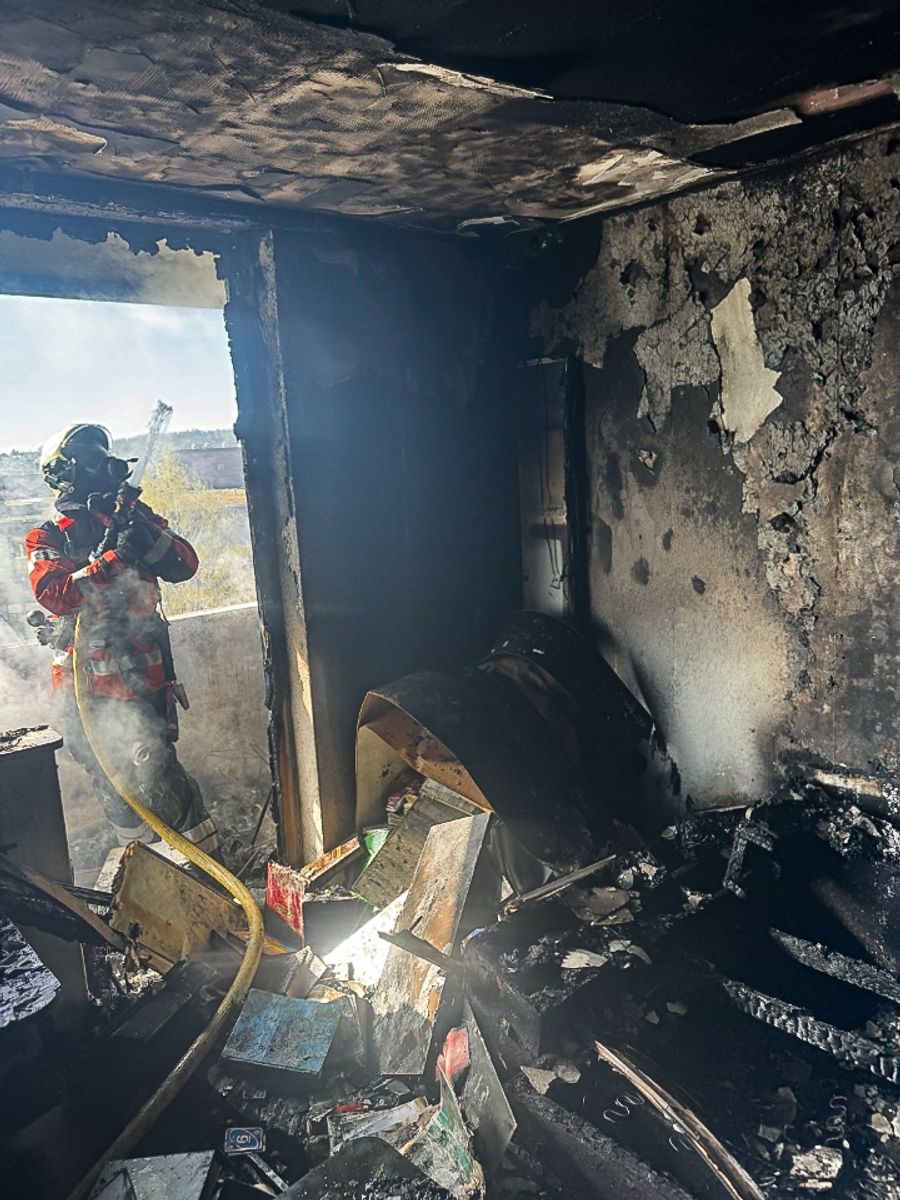Die Wohnung wurde durch den Brand stark beschädigt und ist derzeit unbewohnbar.