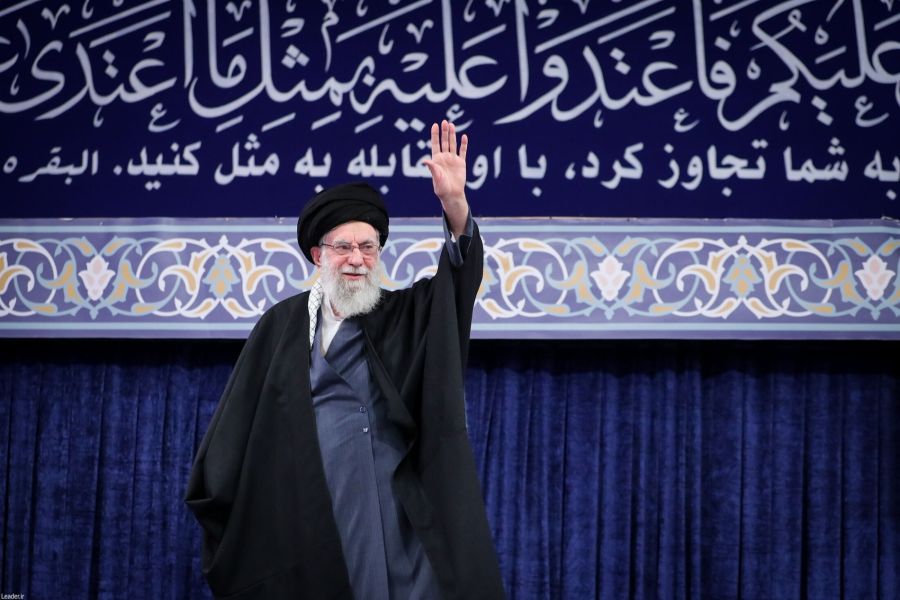 Militärisch verlor der Iran – etwa seine wichtigste Führungsperson, Ayatollah Ali Chamenei (im Bild), wurde getötet. Trotz über 12’000 Angriffen bleibt das iranische Regime als System jedoch bestehen.