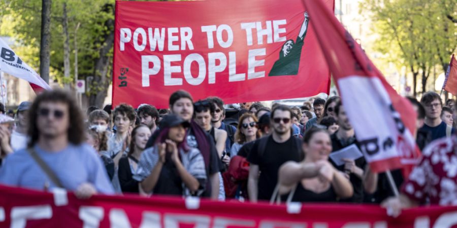 Gegen den Krieg im Iran, der mit den Angriffen Israels und der USA begonnen hatte: In Zürich demonstrierten am Mittwochabend mehrere hundert Menschen.