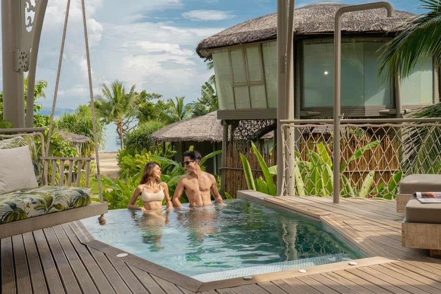 Ein Highlight: die ikonischen Hängematten-Badewannen und Open-Air-Duschen – ein Sinnbild für das Zusammenspiel von Komfort und Natur.