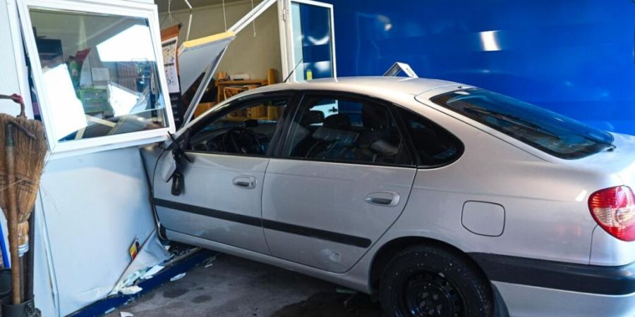 Eine Frau, die sich vor dem Bürocontainer aufhielt, wurde vom Auto umgefahren, eingeklemmt und schwer verletzt, ein Angestellter im Bürocontainer wie auch der Autofahrer blieben unver...