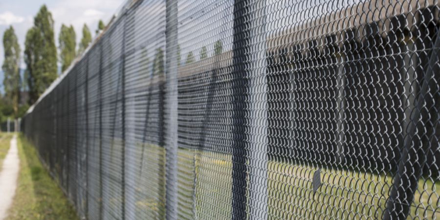 Ein ehemaliger Gefängnismitarbeiter schmuggelte Drogenpäckchen in die Pöschwies. (Symbolbild)