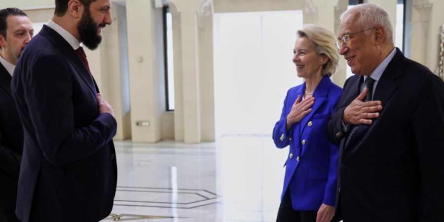 HANDOUT - Der syrische Übergangspräsident Ahmed al-Scharaa (l) begrüßt EU-Kommissionspräsidentin Ursula von der Leyen und den Präsidenten des Europäischen Rates, António Costa, ...