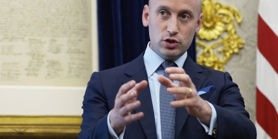 ARCHIV - Stephen Miller, stellvertretender Stabschef des Weißen Hauses, spricht während der Unterzeichnung eines Memorandums durch US-Präsident Trump im Oval Office des Weißen Hause...
