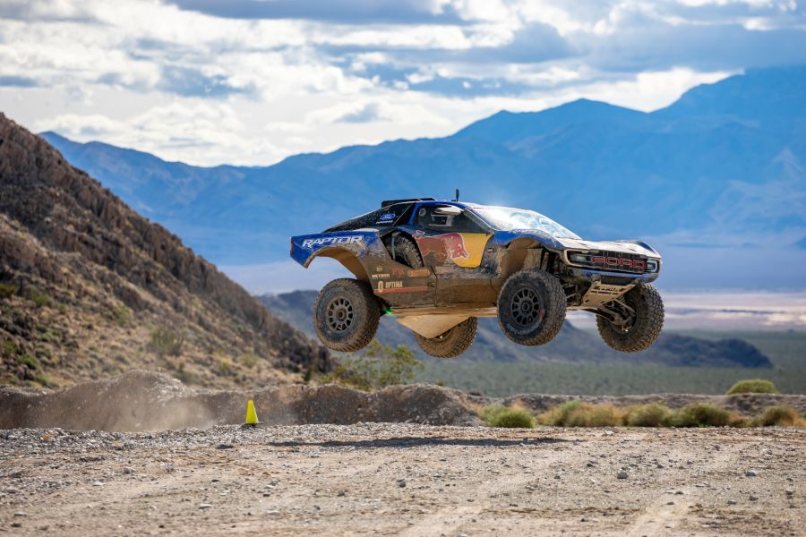 Isack Hadjar (Red Bull Racing) am Steuer des Dakar-Renners von Ford.