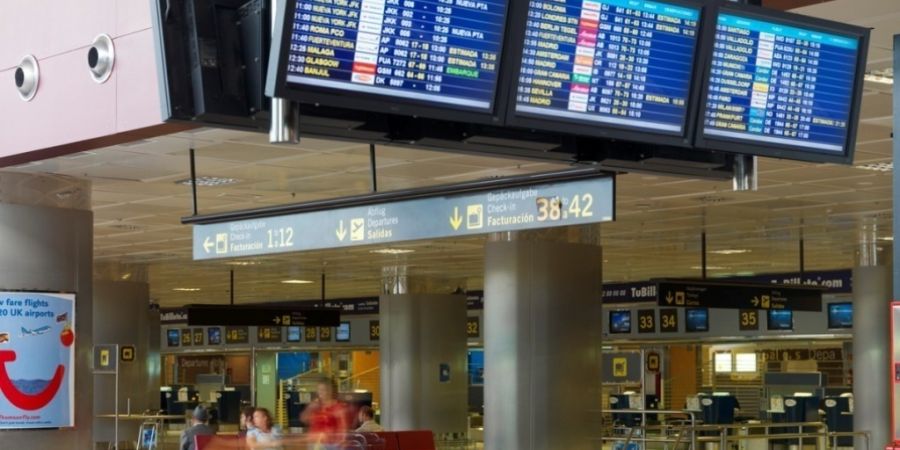 ARCHIV - Blick auf einen Terminal des Flughafens Tenerife Sur. Foto: Roger Méndez/Europapress/dpa/Archivbild