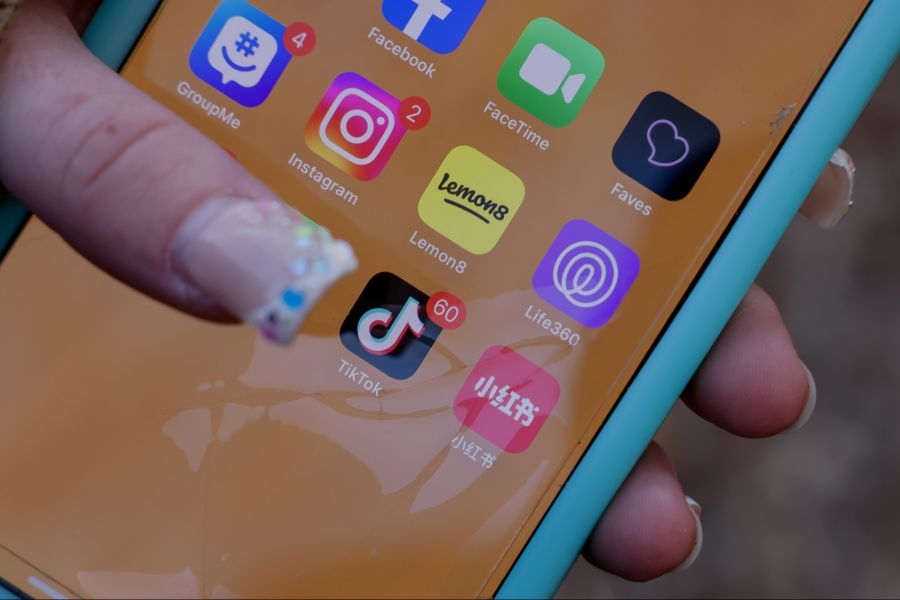 TikTok gilt als riskanteste Plattform, während Eltern, Politik und Plattformen hauptsächlich als Verantwortliche gesehen werden. (Symbolbild)