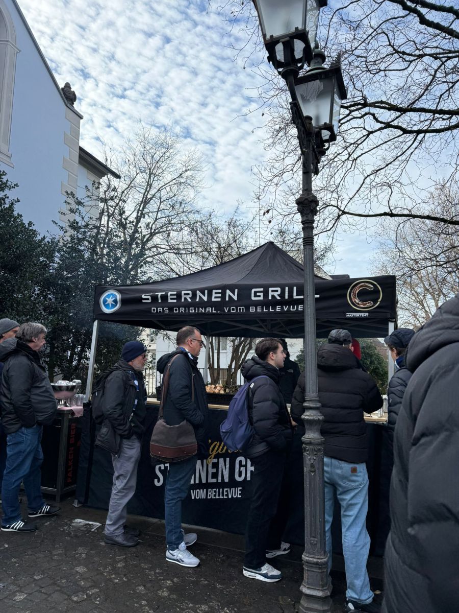 Für Besucherinnen und Besucher gab es eine Bratwurst mit Brot.