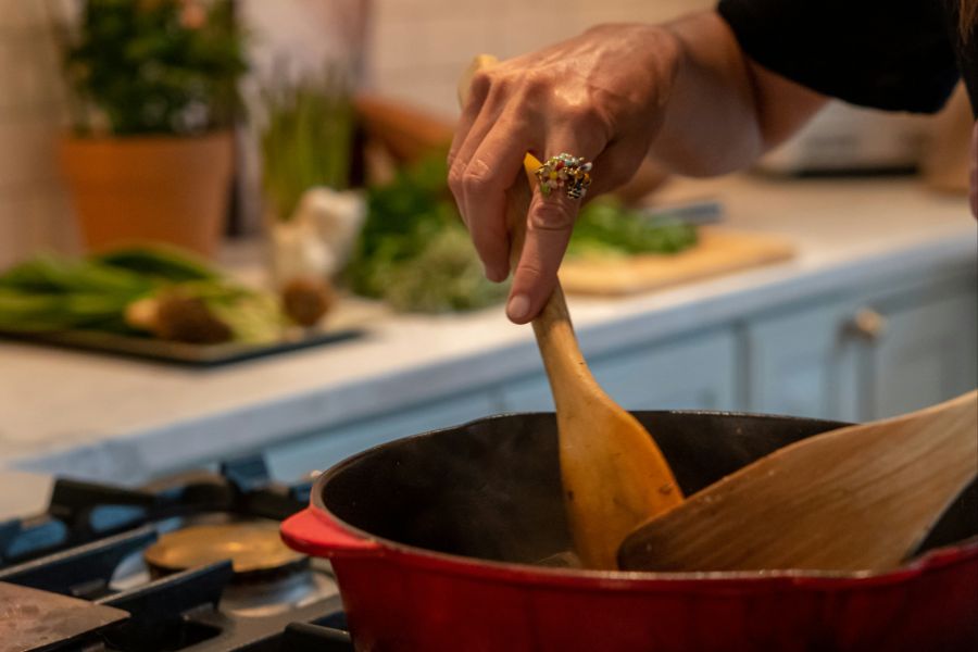 «Die Gäste können kochen und sich in der Küche und auf der Terrasse aufhalten», sagt Sandrine Clément Oggenfuss.