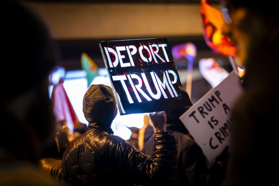 Die Demonstranten teilten mit, dass Trump weiterhin nicht willkommen sei. Auch kämpfen sie gegen das WEF, die «Oligarchie» und gegen «imperialistische Kriege».